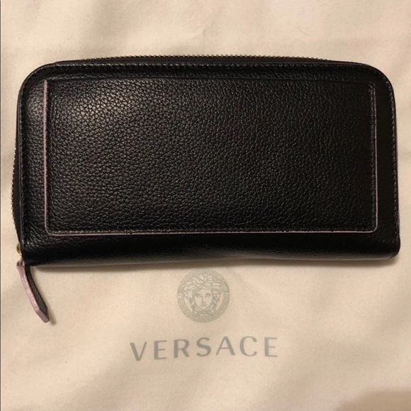 Black leather Versace zip wallet - Picture 2 of 5